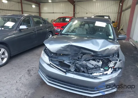 2017 Volkswagen Jetta 1.4T S z USA, uszkodzony, nr VIN 3VW2B7AJ2HM234682